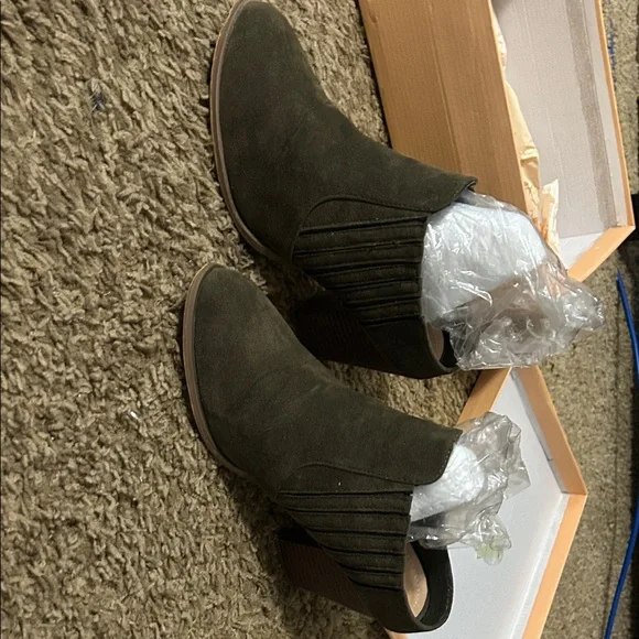 Yoki Dark Olive Block Heel Mules - Picture 2 of 4